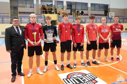 Zawodnicy I Liceum Ogólnokształcącego w Wieluniu pozują z pucharem po zajęciu 1. miejsca w Integracyjnym Turnieju Piłki Nożnej szkół ponadpodstawowych w Hali WOSiR, 26 września 2025 roku.