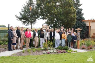 Uczniowie i goście na zdjęciu grupowym podczas otwarcia ekopracowni w Szkole Podstawowej im. Wisławy Szymborskiej