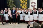 zdjecie grupowe: Zespół z Naramic podczas wystawy ETNO Wieluń w Wierzchlesie