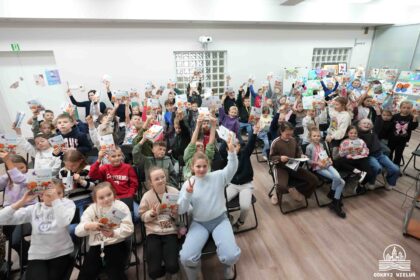 Wieluń: zdjęcie grupowe dzieci z przewodnikiem po Wieluniu