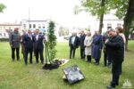zdjęcie grupowe przy drzewie podczas: Wieluń i Osterburg świętują 25-lecie partnerstwa