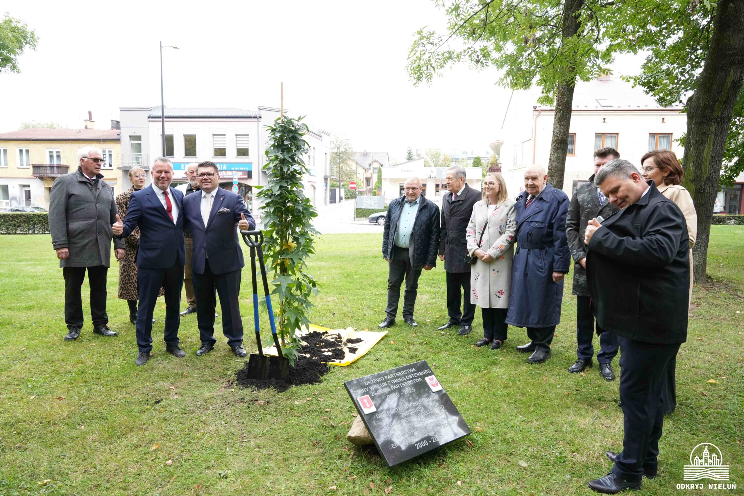 zdjęcie grupowe przy drzewie podczas: Wieluń i Osterburg świętują 25-lecie partnerstwa