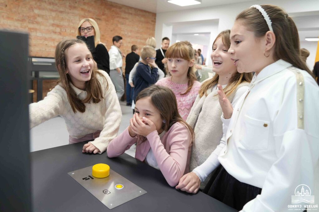 dzieci bawiące się w SOWA