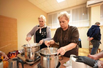 kobiety przygotowujące kosmetyki przy garnkach podczas wydarzenia -Strobin: warsztaty kosmetyczne.
