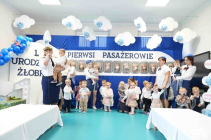 zdjęcie grupowe dzieci podczas: Pierwsze urodziny Gminnego Żłobka w Grębieniu