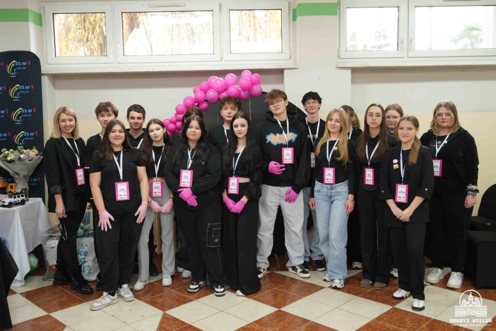 uczniowie ZS1 w Wieluniu - zdjęcie grupowe