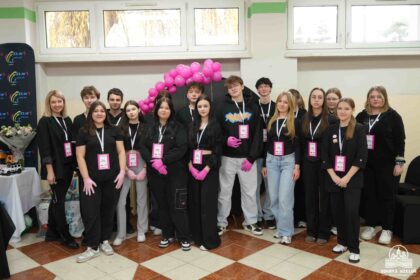 uczniowie ZS1 w Wieluniu - zdjęcie grupowe