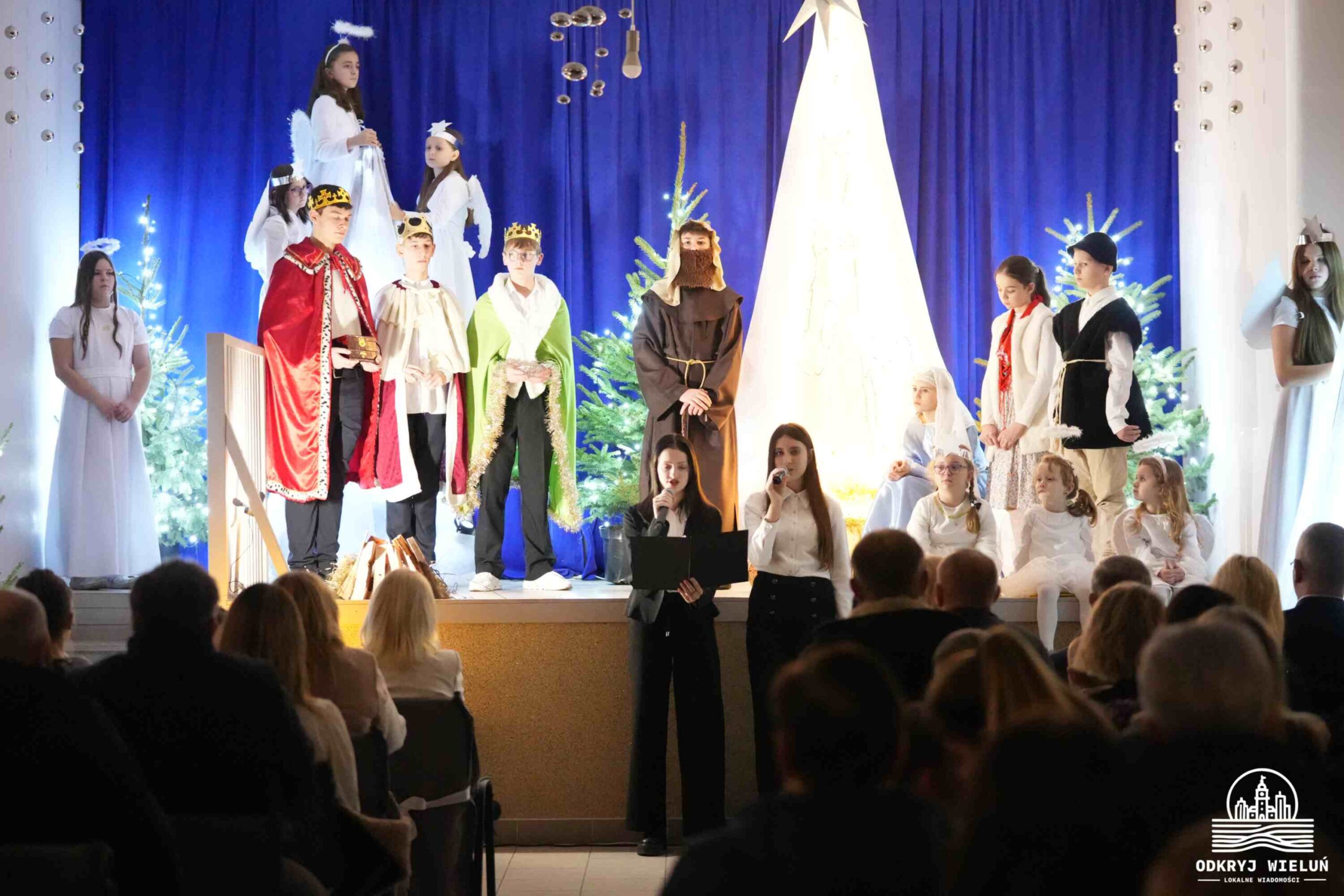 uczniowie szkoły podstawowej w Sielcu im. Wisławy Szymborskiej